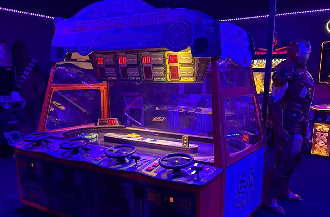 Salle d'arcades pleine de machines rétro pour les jeunes et les enfants